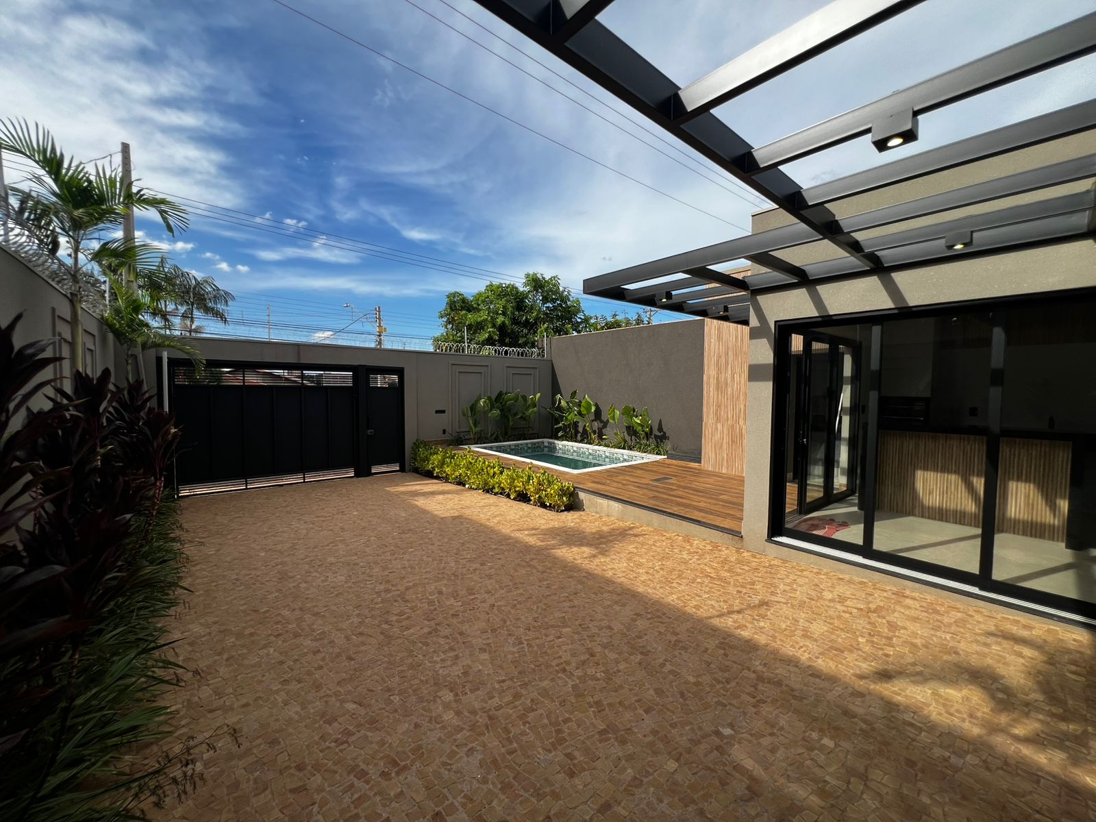 WhatsApp Image 2025-12-04 at 16.18.09 (2)